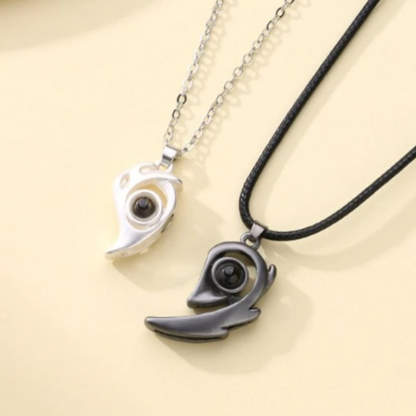 Pack de 2 Collares Magnéticos para Parejas con texto en inglés "I Love You"