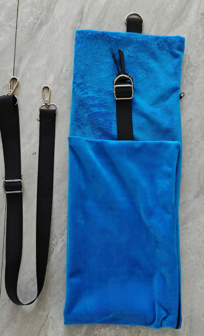 FlexiNap™-Almohada de viaje ergonómica de felpa azul, rellenable con ropa para mayor comodidad y practicidad.